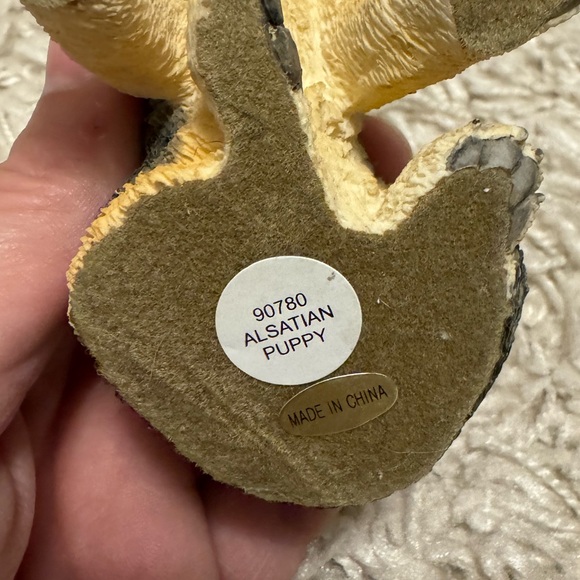 Alsatian Puppy figurine - Picture 2 of 3